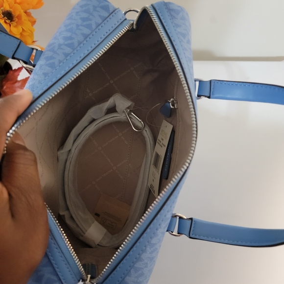 NWT Micheal Kors Travel Medium Duffle Satchel - Picture 5 of 7